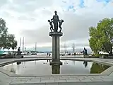 Foto einer in einem Brunnen platzierten Statue einer Frau mit zwei Kindern