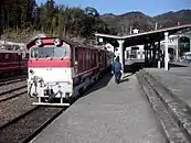 Personenzug mit Diesellokomotive Baureihe DD&nbsp;20 in Senzu, dem Ausgangspunkt der Ikawa-Linie