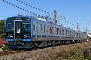 Triebzug des Typs E131-500 auf der Sagami-Linie im Westen Tokios