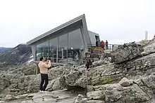 Das 2004 errichtete Servicegebäude mit Panoramafront