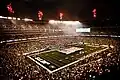 Die US-amerikanische Flagge wird anlässlich des ersten Footballspiels des Stadions am 16. August 2010 zwischen den Jets und den Giants entfaltet.
