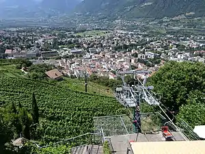 Blick von der Bergstation des Sessellifts auf Meran