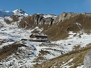 Die Sesvennahütte, links der Piz Rims