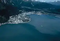 Überblick über Seward und Umgebung, inklusive Bear Creek. Das südliche Ende des Highways verläuft durch die Bildmitte