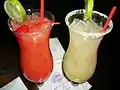 Zwei Cocktails in Hurricanegläsern