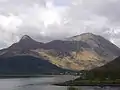 Blick von Loch Leven zum Aonach Eagach, links der Pap of Glencoe