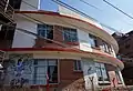 Straßenansicht der Shanti Sewa Griha Klinik, auch als "Hape-Kerkeling-Klinik" bezeichnet, in Kathmandu