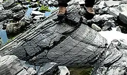 Ein etwa 2&nbsp;m langer shatter cone in ordovizischen Kalksteinen des Impaktkraters von Charlevoix in Québec, Kanada