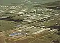 Luftaufnahme, die Gebäude der deutschen Streitkräfte im Vordergrund (1987).