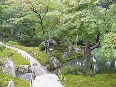 Untere Villa, Garten, in der Mitte Ärmel-Steinlaterne (袖形燈籠 sodegata tōrō)