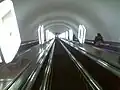 Rolltreppe von der Zwischenlobby zum Bahnsteig