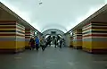 Mittelhalle mit Blick zur Rolltreppe, links über den Pfeilern die Inschriften in ukrainischer Sprache, rechts in russischer Sprache