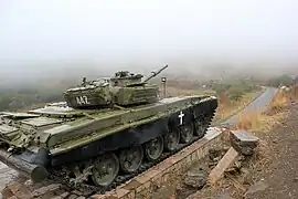 Der armenische T-72 Panzer „442“ wurde bei den Kämpfen um die Stadt am 8. Mai 1992 abgeschossen und zur Erinnerung an den armenischen Sieg als Denkmal hergerichtet.