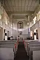 Kircheninneres mit dem Kreuz in der Altarempore