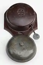 Türklingel „Läutewerk Treff“ von S. Siedle & Söhne, 1932; Detail: Hammer mit elektrischen Anschlusswerten