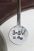 Türklingel „Läutewerk Treff“ von S. Siedle & Söhne, 1932; Detail: Hammer mit elektrischen Anschlusswerten