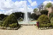 Der Brunnen Fontana di San Prospero im Park Parco della Rimembranza unterhalb der Festung