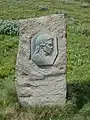 Denkmal für Sigríður Tómasdóttir beim Wasserfall