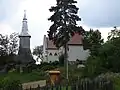 Holzglockenturm und Kirche in Șiclod