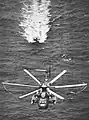 RH-53D räumt Minen, Kondensstreifen an den Rotorblattspitzen