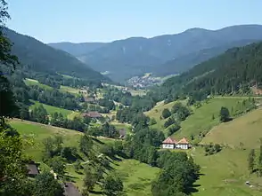 Obersimonswald (um 450 m), mit Obereck (1178 m, rechts) und Zweribachwerk (vorn rechts)