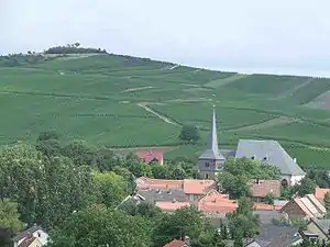 Simultankirche St.&nbsp;Maria und St.&nbsp;Christophorus mit dem Petersberg im Hintergrund