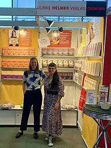 Verlegerin Sina Hauer (links) und Mitarbeiterin Julia Hoch auf der Frankfurter Buchmesse 2022