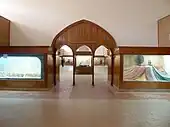 Durchgang im Museum mit dreibögigem Durchbruch