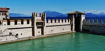Nördliche Hafenmauer mit Nordturm, im Hintergrund der Monte Baldo
