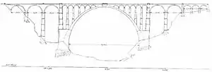 Eine Steinbogenbrücke mit einem Hauptbogen von 121,35 Metern und beidseits anschliessenden Gewölben von 25 und 12 Metern Spannweite.