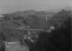 Sittertobel mit dem ersten Eisenbahnviadukt in der Mitte, vorne Kräzernbrücke für den Strassen­verkehr, hinten Sitterviadukt der dama­ligen Bodensee-Toggenburg-Bahn.