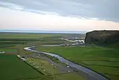 Der Fluss unterhalb des Wasserfalls Skógafoss vor seiner Mündung ins Meer.