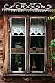 Sechsteiliges Fenster eines Kurpie Hauses
