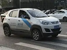 Dongfeng Jun Feng ER30 Skio BEV, Seiten-Vorderansicht. Gut sichtbar auf dem Frontgrill prangt ein Dongfeng-Logo.