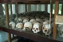 Schädel von Opfern der Roten Khmer in einer Gedächtnisstätte in Phnom Penh