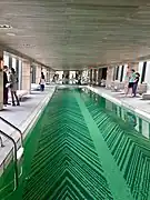 Der Swimmingpool in der Skybridge