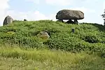 Polygonaldolmen im Langhügel