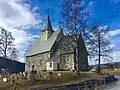 Foto einer Steinkirche mit einem Friedhof