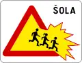 Warntafel "Schule" linker Fahrbahnrand