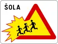 Warntafel "Schule", rechter Fahrbahnrand