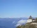 Blick vom Dobratsch/Dobrač gegen Westen, im Vordergrund die Windische/Slowenische Kapelle