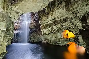 Der Allt Smoo tritt durch ein Loch in der Decke in die Höhle