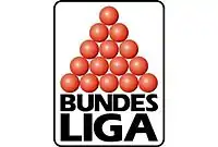 Logo der 1. Snooker-Bundesliga. Abgebildet ist die dreieckige Startformation der 15 roten Bälle. Darunter der Schriftzug "Bundesliga".