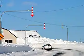 Grün-weiße Schneezeichen in Hokkaido, Japan.