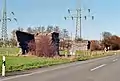 Die beiden Widerlager einer etwa 80 Jahre alten Soda-Brücke über die nicht ausgeführte Verlängerung des Datteln-Hamm-Kanals in Richtung Lippstadt