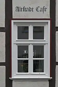 1. Ausgangsbild (an dem vorab schon einige geometrische Elementarkorrekturen durchgeführt wurden), das flau und konturlos wirkt