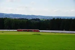 Solarpark Schlechtenberg, davor der Regionalzug auf der Außerfernbahn.