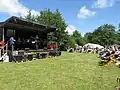 Aufgebaute Bühne mit musizierenden Flensburger Stadtbläsern