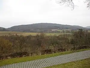 Mitte namenlose Erhebung (492 m), rechts dahinter der Sommerberg vom Dombachtal aus betrachtet mit dem Standort der Windkraftanlagen 1–3
