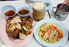 Gai Yang mit Saucen, Kao Niau (Klebreis) und Som Tam